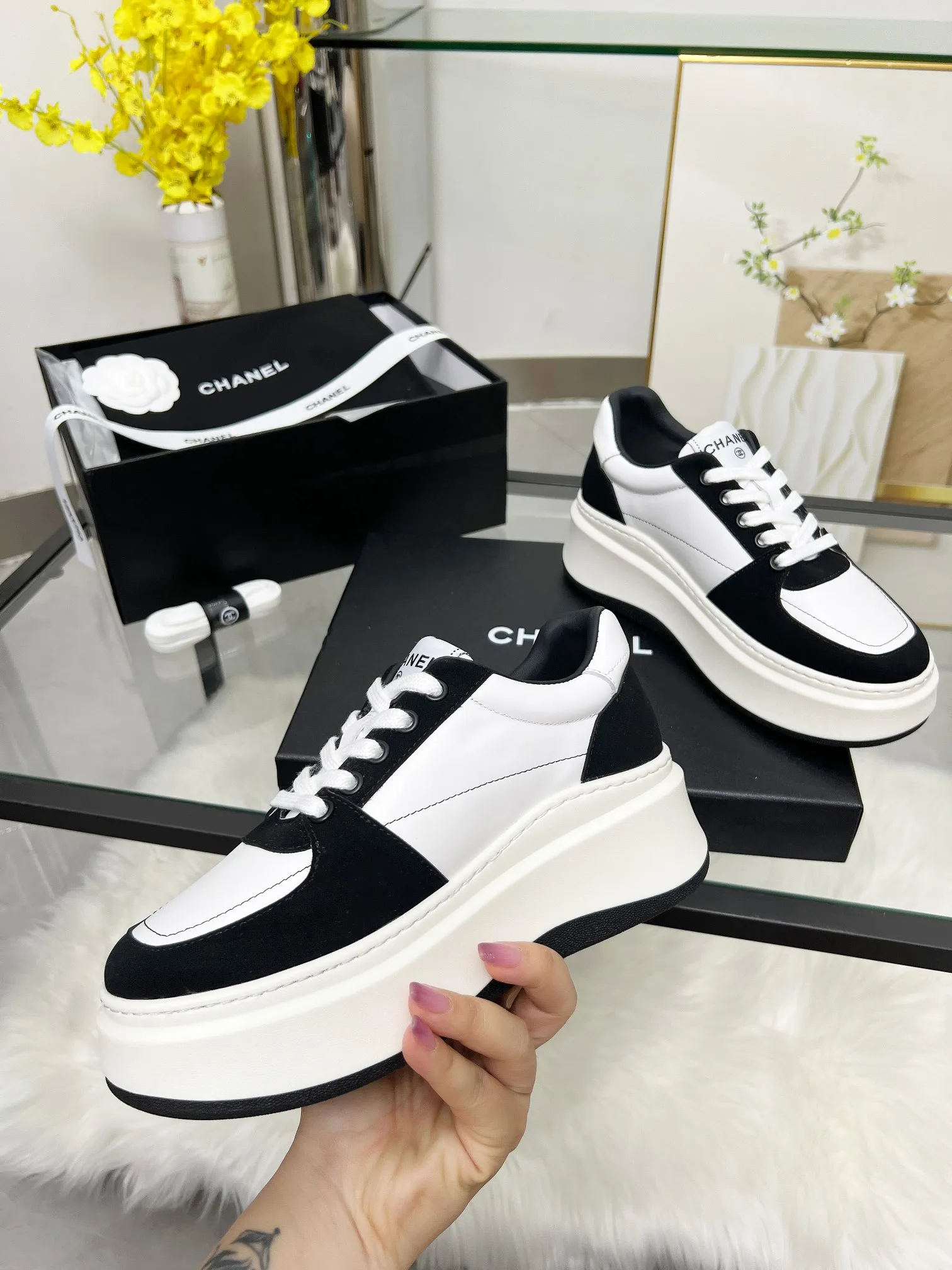 👟👟Ex-factory price 480👟👟 CHANEL 25C spring and summer new sports shoes official website is available at the same time ❤️ Counter out-of-stock kings. Major bloggers are recommending new styles on social days. This season’s new styles are simply eye-catching and look great on the feet. The casual casual sports style is refreshing and natural, interpreting Chanel’s fashionable femininity. The overall customization makes all sports models on the market at that time obsolete. This series is now available for sale! The upper is made of custom imported pebbled calf leather ➕ custom frosted calf leather. The lining is made of original one-to-one professionally customized mesh. Hardware accessories. Original full set of molds (not common in the market). Original custom molded TPU combination outsole. Height 4 cm. Women's size 35-39.